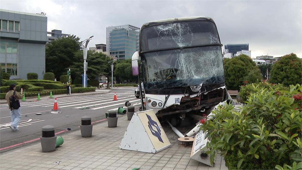 悚！國光客運松機前車禍　撞毀號誌桿險衝進水池