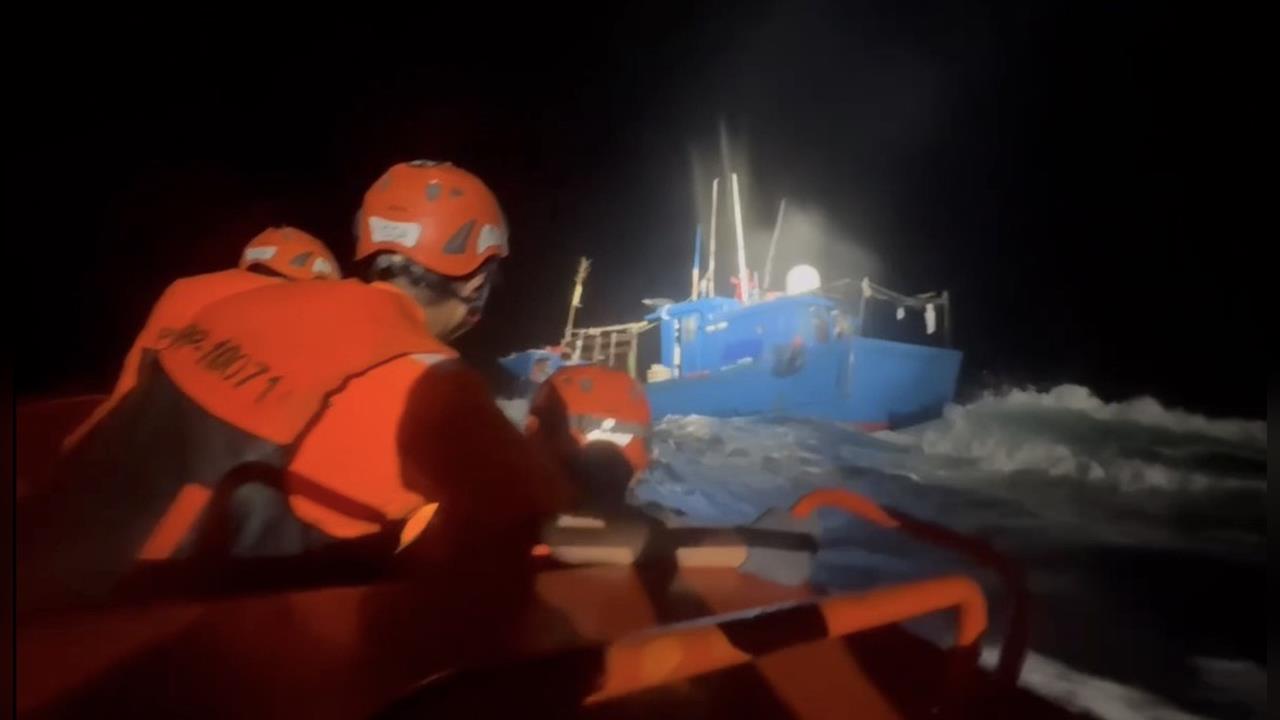 快新聞／還敢越界捕魚？澎湖海巡霸氣「扣押中國漁船回馬公港」