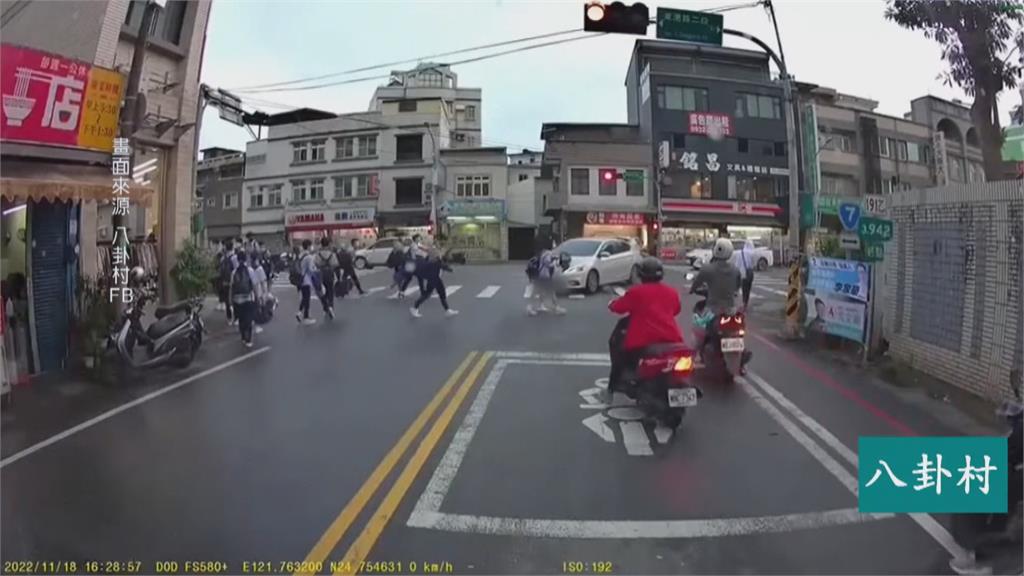 車子緩慢轉彎不違規？　警方公布不開罰關鍵是斑馬線