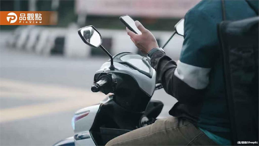 騎車停紅燈滑手機被罰千元 網友驚呼：駕照該重考