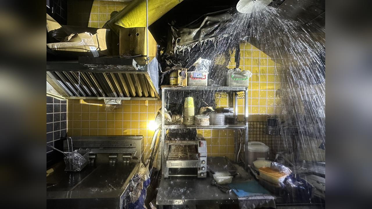 虛驚! 桃園火車站2F店家起火 "灑水系統滅火"站內淹水