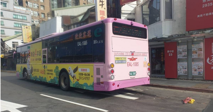 快訊/北市公車輾斃婦人 6旬婦卡車底明顯死亡