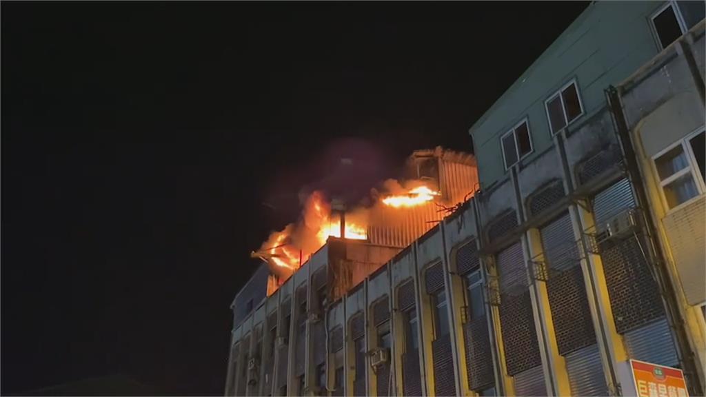 爆炸聲四起！　羅東畫廊火災延燒頂樓鐵皮