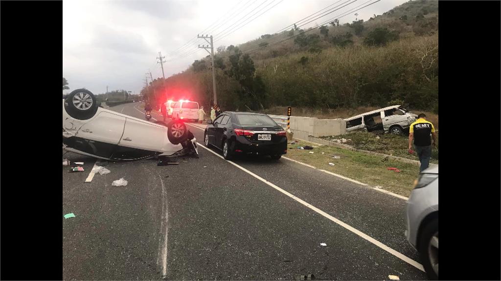 恆春兩車擦撞翻車　八人受傷送醫