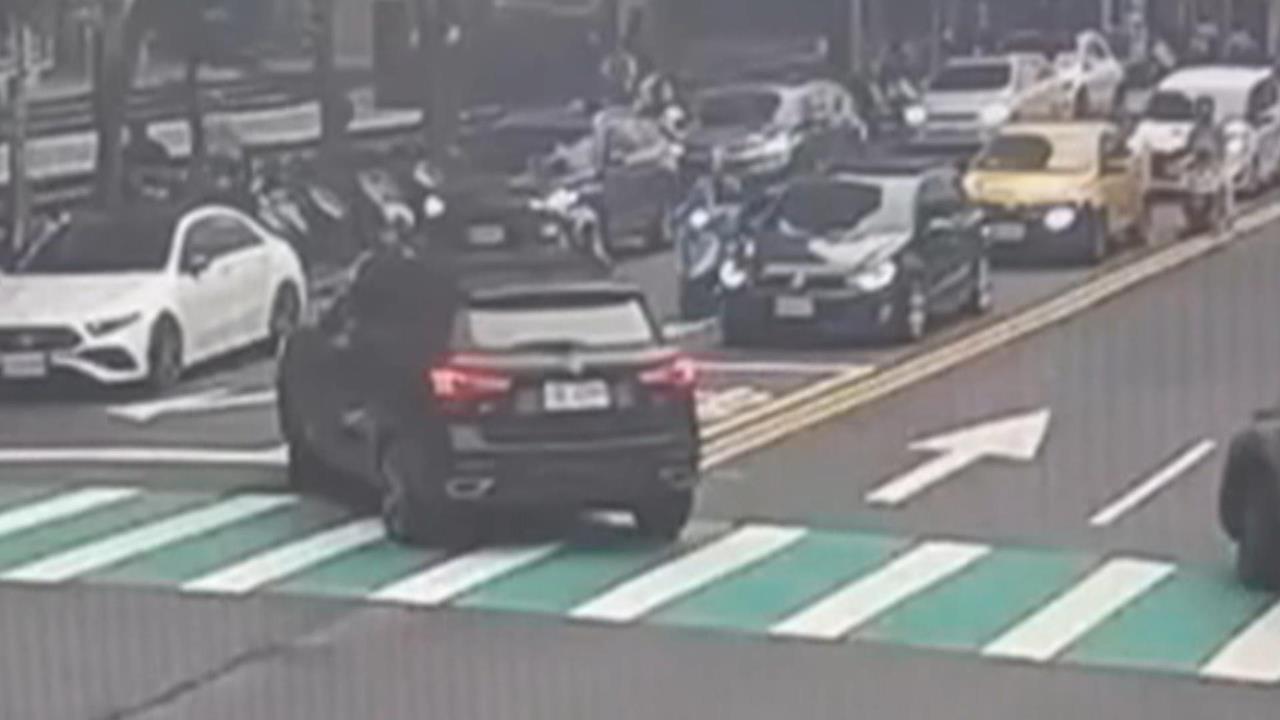基隆市府前連環撞！　駕駛被拖下車神情恍惚　再搜出喪屍煙彈