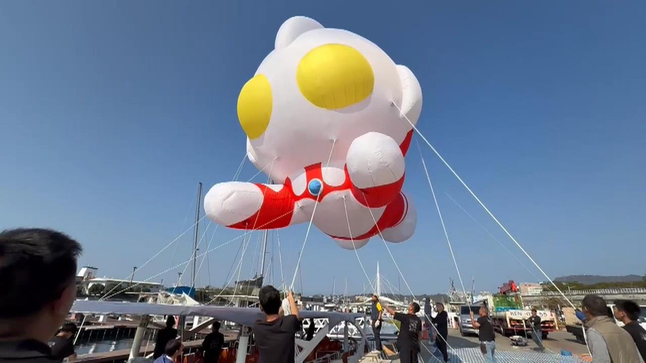 高雄Q版初代航行展演試飛　同框15米初代、迪卡場面壯觀