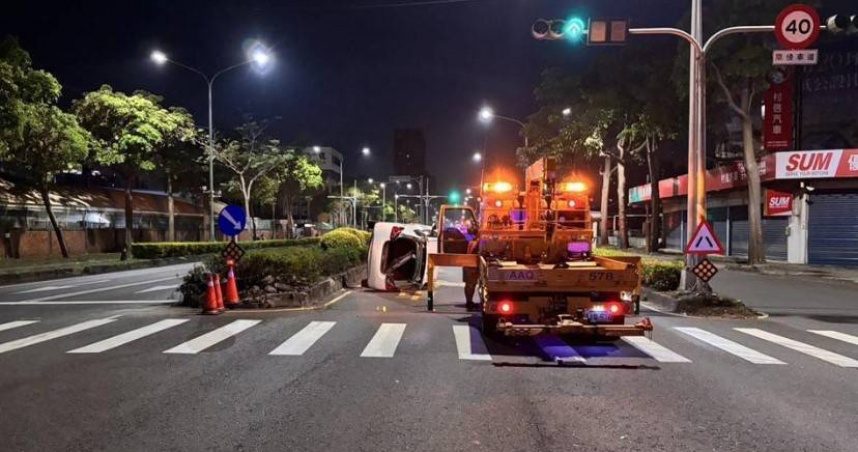 高雄凌晨爆自撞！白車詭撞分隔島「側翻躺道」　疑駕駛分心惹禍