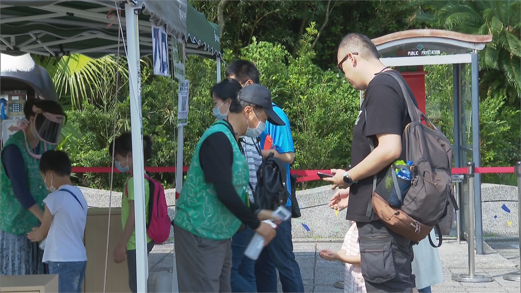 快新聞／好天氣助攻！ 民眾不嫌實名制麻煩 搶五一連假尾聲遊動物園