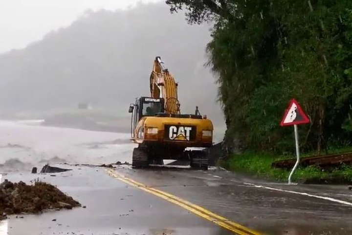 影》台七線路基掏空 估15日下午5點前搶通