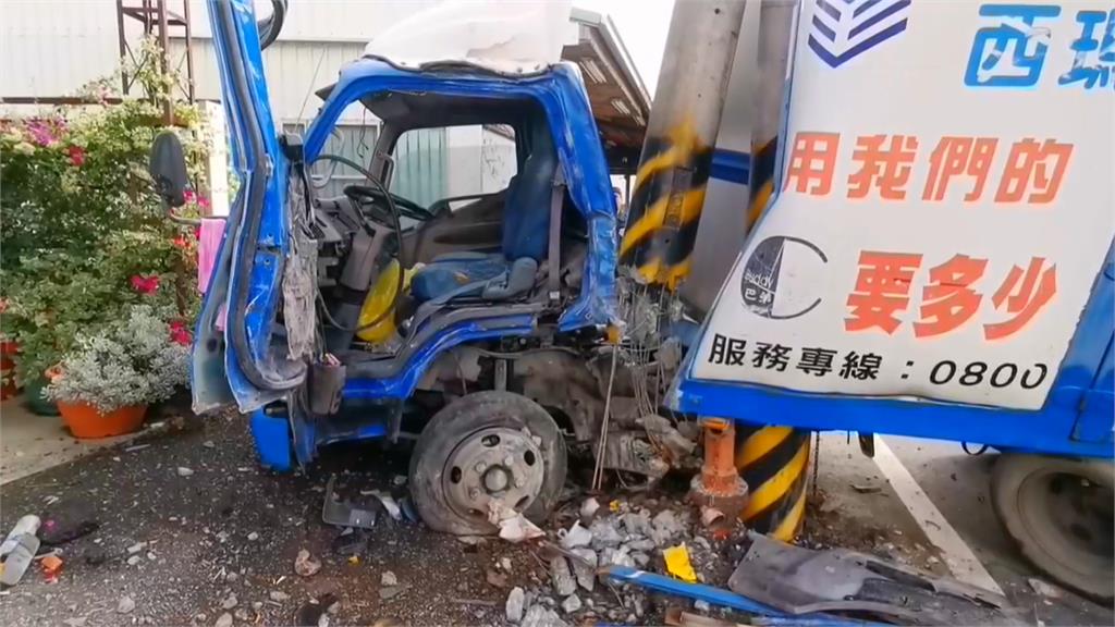 天雨路滑！　嘉義小貨車自撞電桿駕駛身亡　機車追撞輕傷