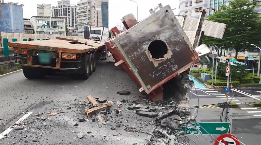 快新聞／拖板車載鋼樑撞毀忠孝橋護欄　往台北方向估11時前開放內線通行