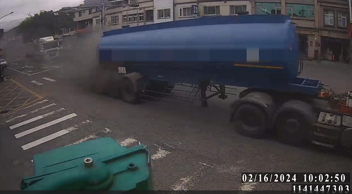 快新聞／頭城油罐車「疑煞車鎖死」輪胎起火傳爆炸聲　居民拿滅火器急衝