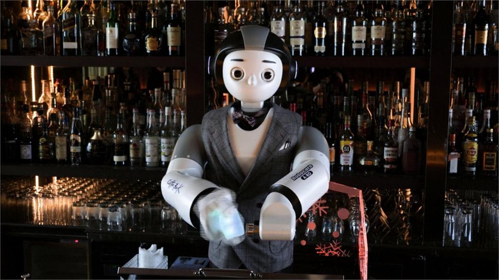 防疫上工最佳人選！南韓機器人酒保調酒、削冰球
