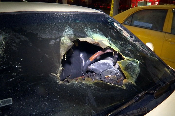 黑色轎車深夜遭砸 白色轎車引擎蓋突冒火