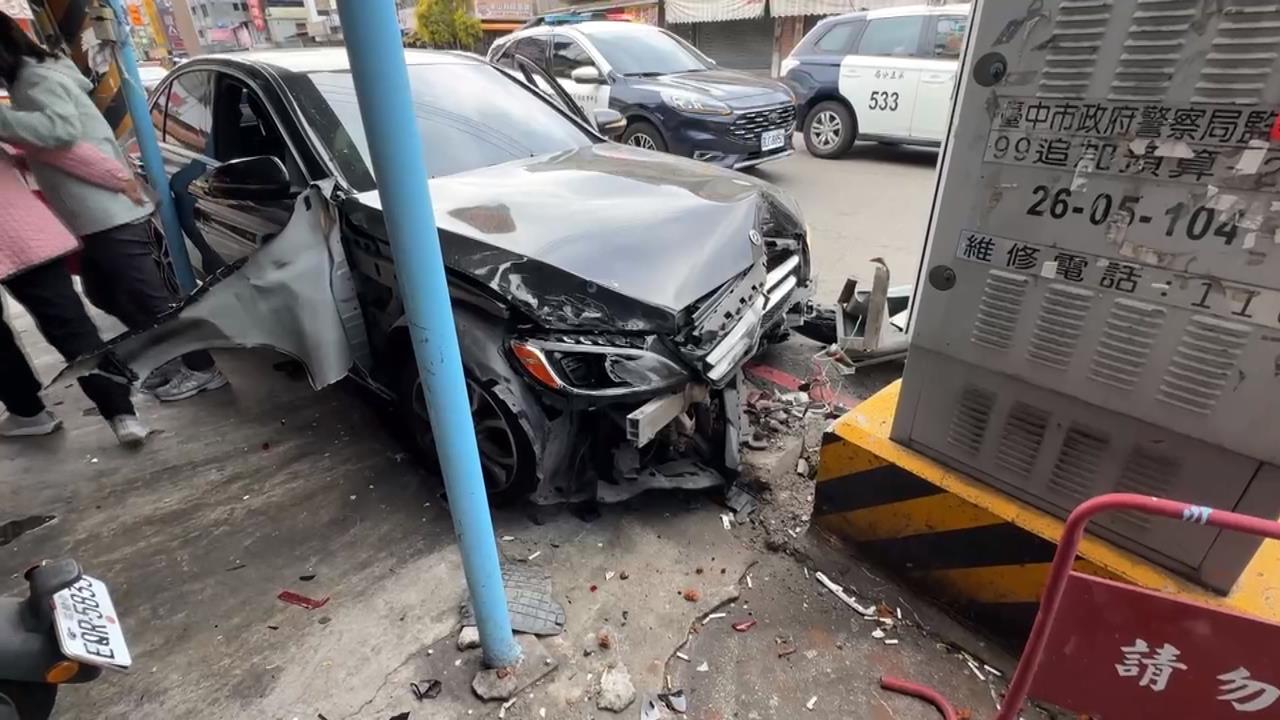 黑色賓士閃避左轉車失控猛撞路口　婦人倒地受傷