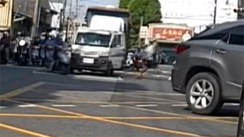 驚險瞬間！貨車卡平交道　熱心駕駛跳車抬柵欄解危