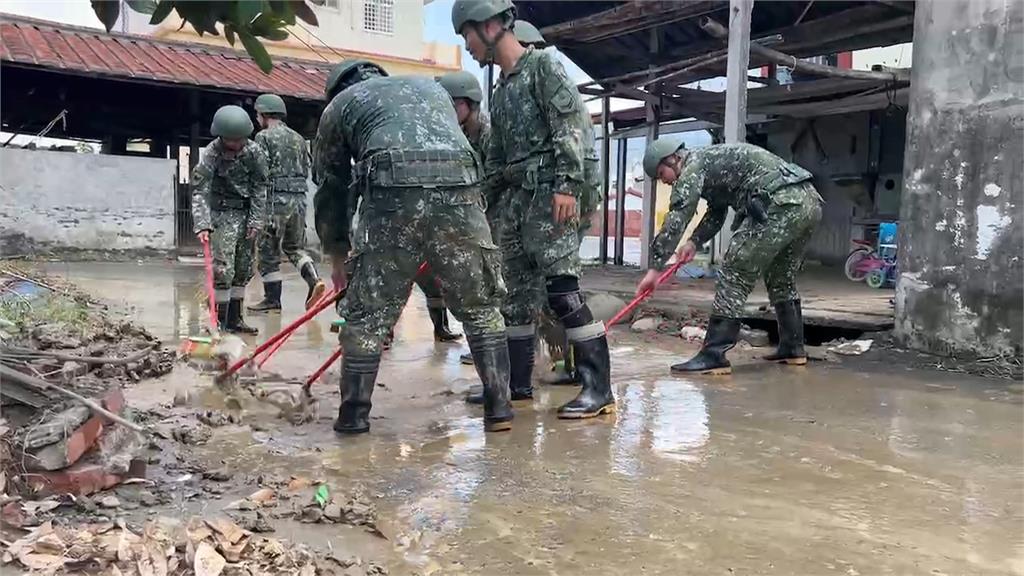 高雄美濃淹逾1米！中央編預算補助　國軍進駐幫清淤泥　居民忙善後