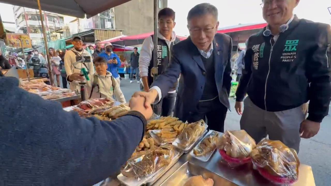 柯文哲嘉義輔選張啟楷 遭2男子舉海報抗議...小草反制