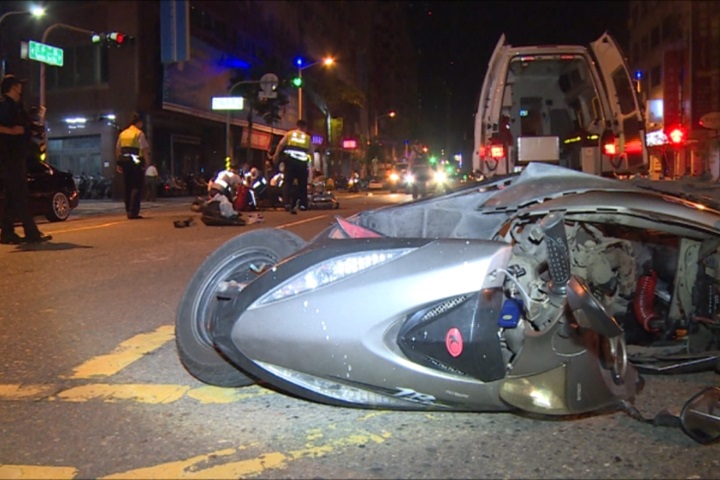 小客車追撞機車肇逃 遭撞騎士重傷、消防栓撞斷