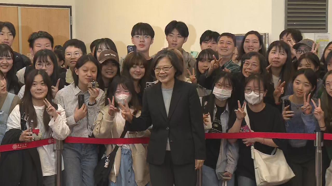 快新聞／蔡英文首場校園演講人氣超旺！比愛心學生尖叫