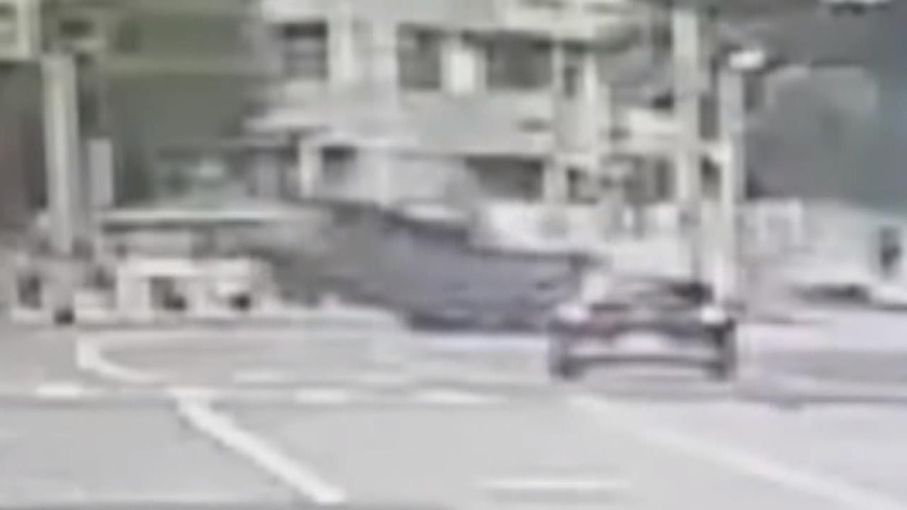 恐怖對撞！田中２貨車頭慘對折　疑恍神釀禍、水果貨車駕駛身亡