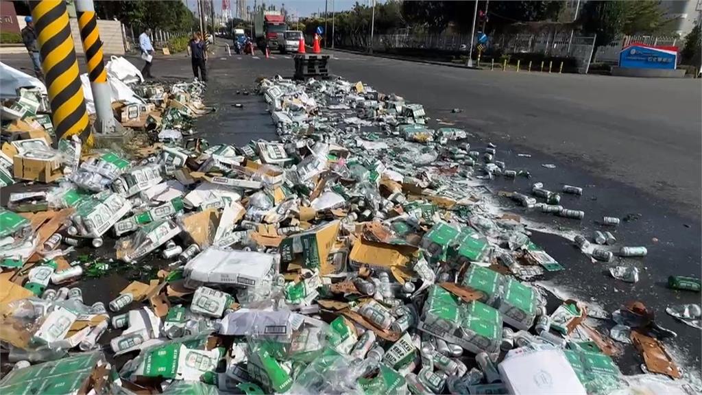 高雄聯結車載運啤酒瓶罐滑落　馬路成「啤酒海」濃濃酒味