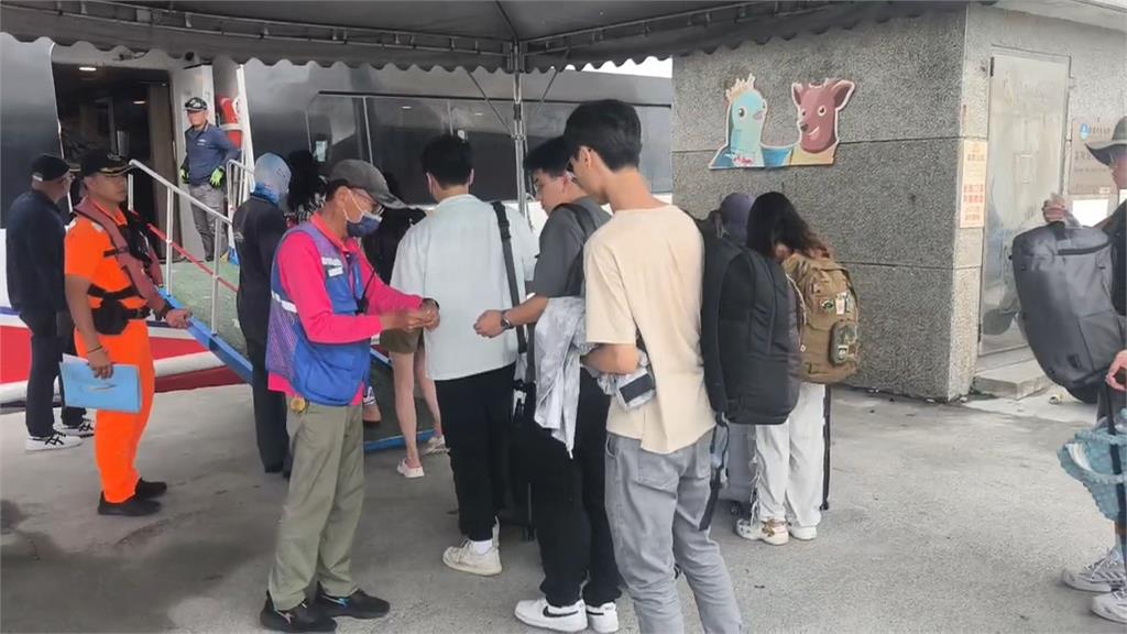 「丹娜絲」來襲！富岡漁港往返綠島、蘭嶼明全停航　旅客湧碼頭急撤離