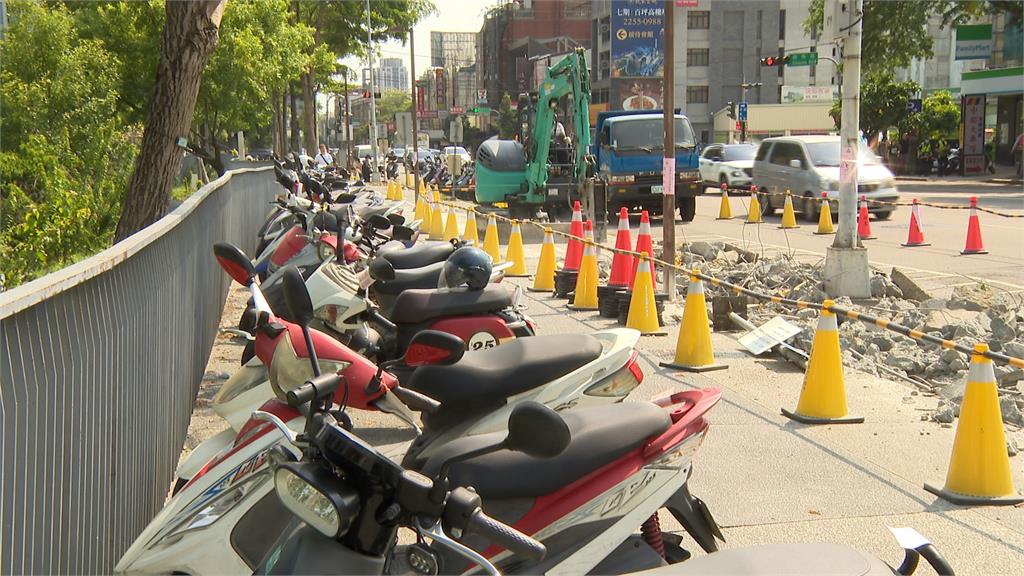 機車遭施工單位移至人行道　車主「被違停」氣噗噗！