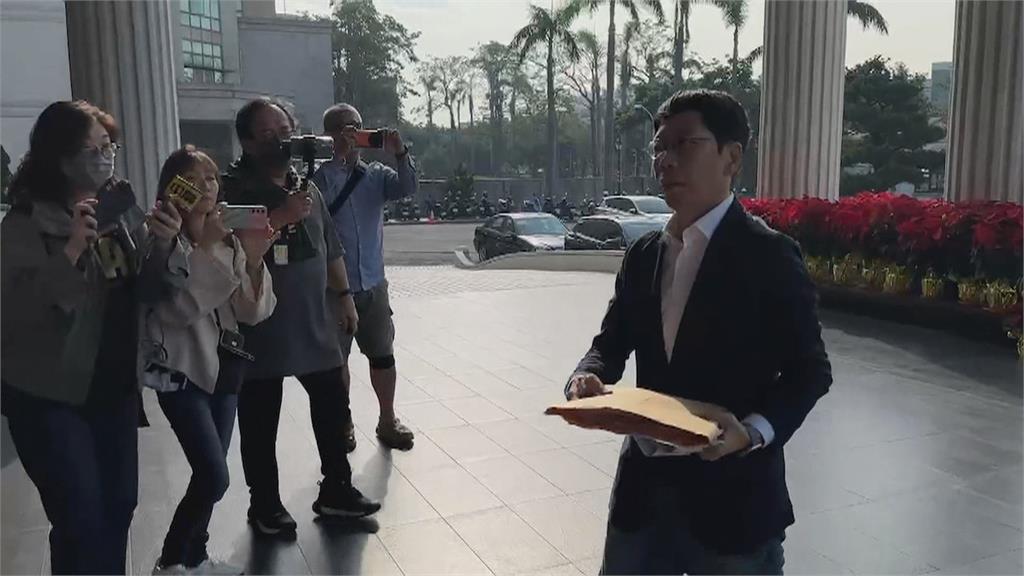 涉詐助理費150萬交保　黃紹庭首度進議會總質詢