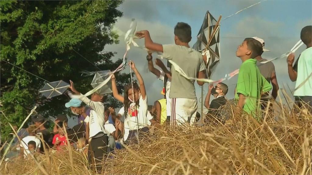 委內瑞拉建國400年 民眾放上百風箏慶賀