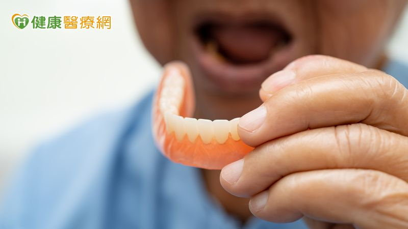年紀大「牙掉光」屬正常?醫揭慢性病3原因影響牙齒 守住咀嚼力很重要