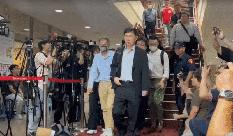 多圖／彭振聲愛妻身亡請假庭審！旁人攙扶「神情憔悴」搭車衝回家收行李