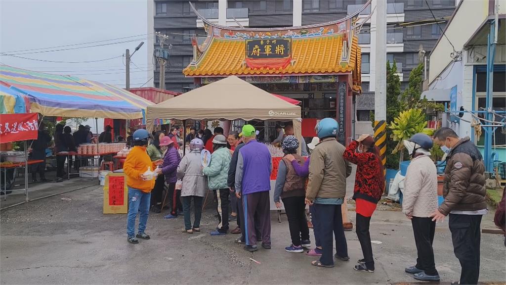 高雄蚵仔寮宮廟準備一千份麻油雞　分享給鄉親呷平安