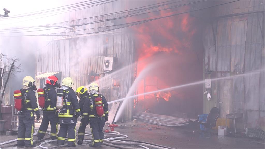 台中鐵皮工廠大火 濃煙密布幸無人傷