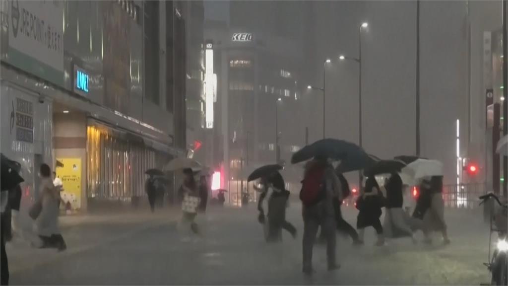 東京週三傍晚突降暴雨　多處地鐵站階梯驚見「瀑布」