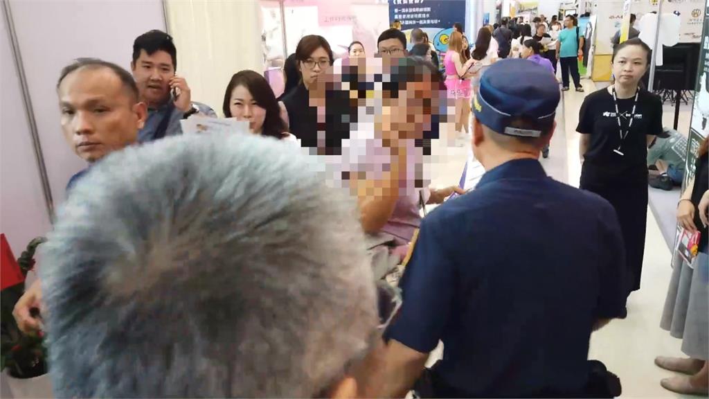 尷尬！韓國瑜出席加盟展 致辭時被民眾比倒讚