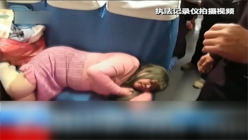 火車當床鋪！中國女橫躺佔三座位