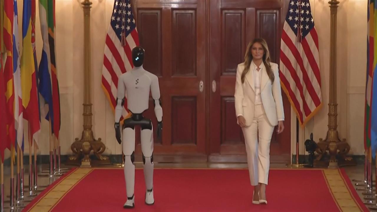 白宮來了神秘嘉賓 科技峰會黑白人形機器人Figure 3亮相