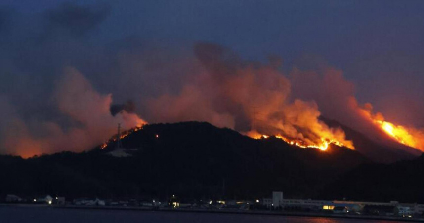 日本岡山森林大火！火勢蔓延逼近山腳　急發布疏散命令