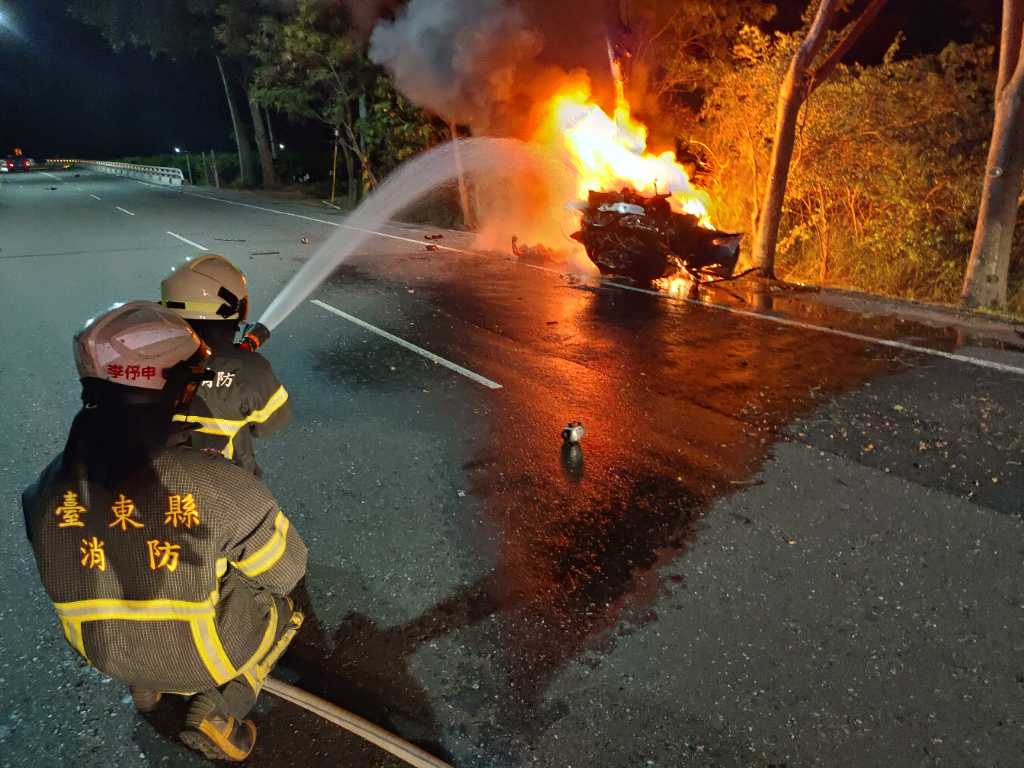 快新聞／台東知本轎車過彎失控撞成火球　2人當場死亡