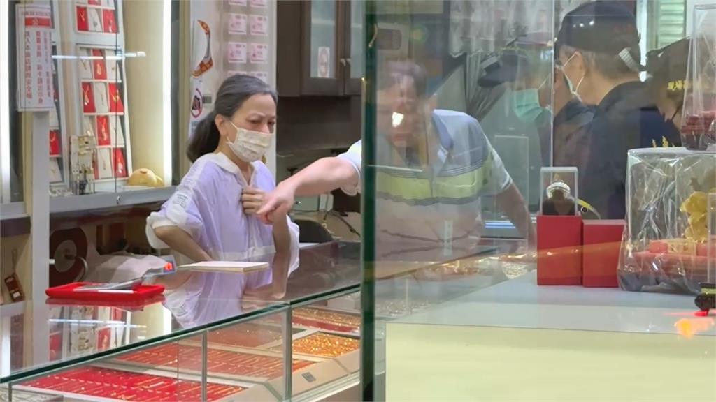 快新聞／銀樓搶案！假孝子佯挑父親節禮物　突噴辣椒水奪5條金項鍊