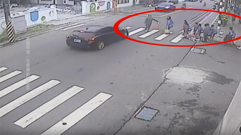 學生放學過馬路轎車不停讓險撞! 導護老師急擋學生