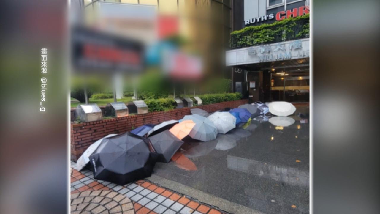 芒果醬9週年巡演開跑!粉絲「傘陣」守候牛排館成奇觀