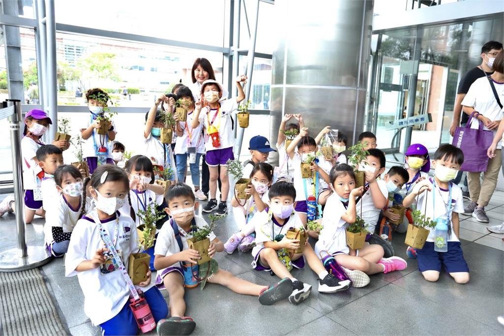 世界地球日前夕　高鐵桃園站贈1200株樹苗