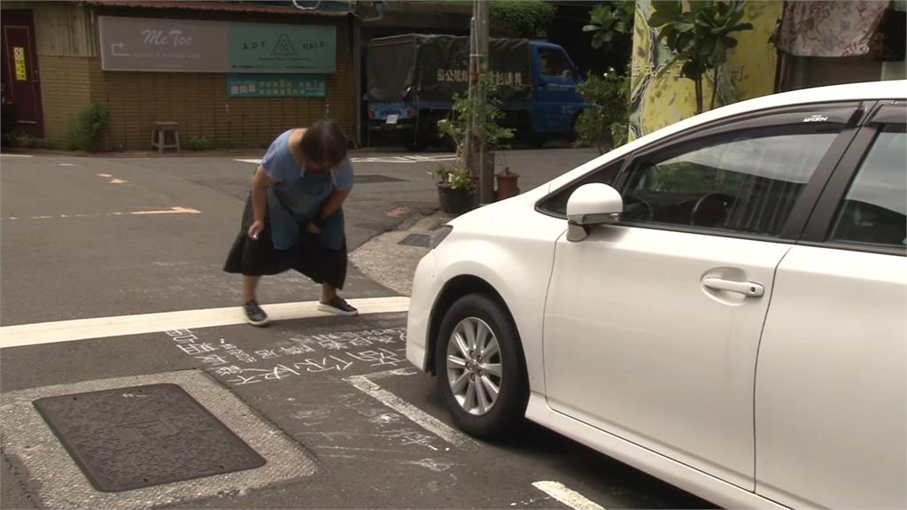 店家車格長期遭占「粉筆字留言」　整片地板意外成「抒發天地」