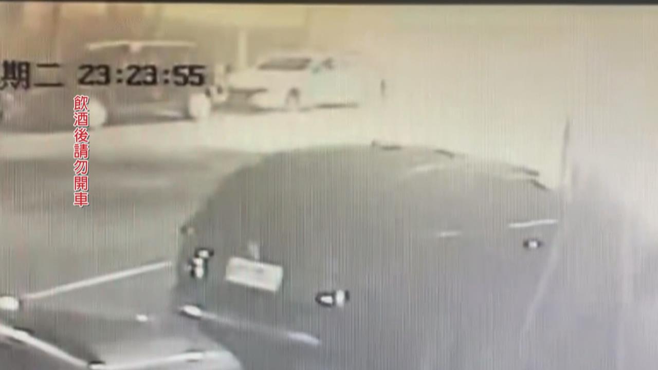 男撞路邊2轎車棄車逃逸　目擊民眾：渾身酒味疑酒駕