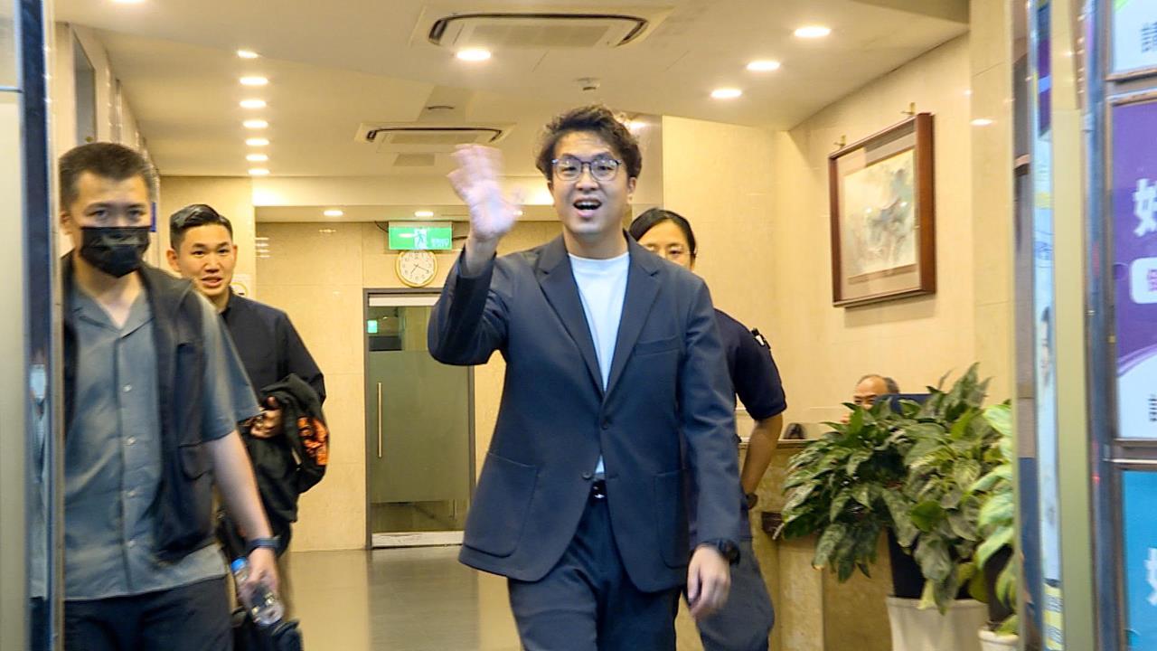 與社工面對面　沈伯洋現身不公開客廳會　聆聽第一線社工意見