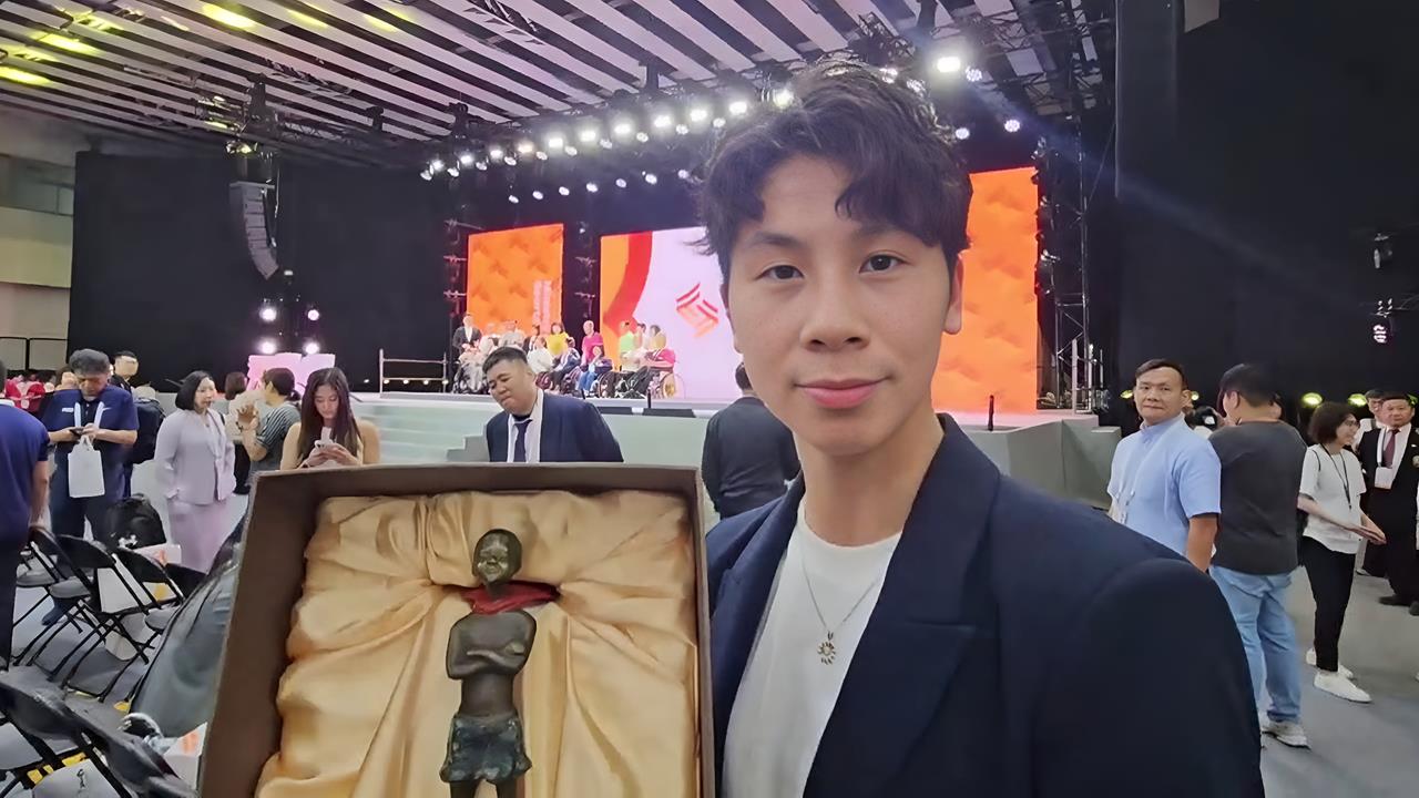 運動部(影)/林郁婷現身力挺李洋!台灣拳后親送新科部長「小英雄」銅像