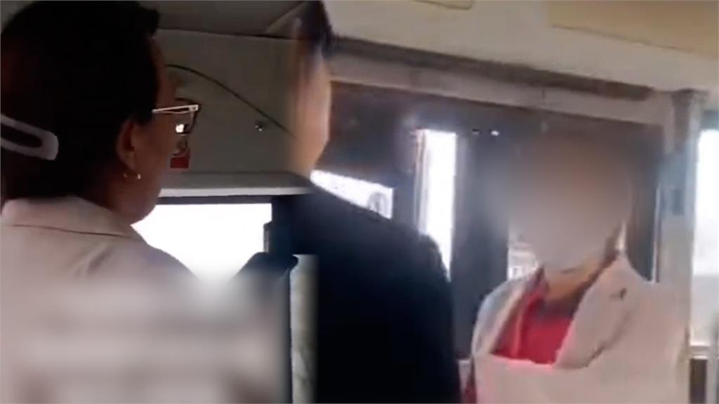 中國女公車上演唱　下秒擋門向乘客索要「聽歌費」：沒給錢不能走
