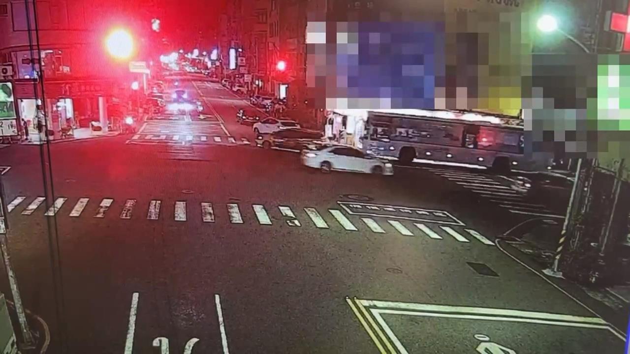 台南公車轉彎擦撞店家扯掉招牌 店家傻眼:公車還兼職拆"扛棒"?